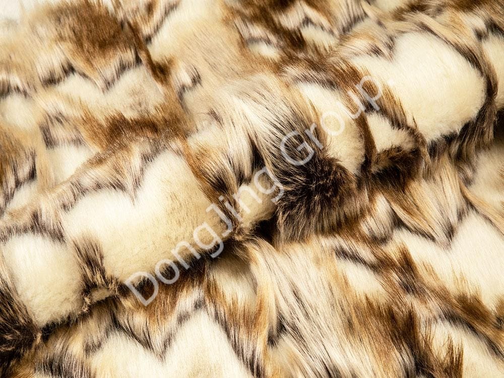 9W1150-Conejo puntiagudo teñido de marrón y blanco faux fur fabric